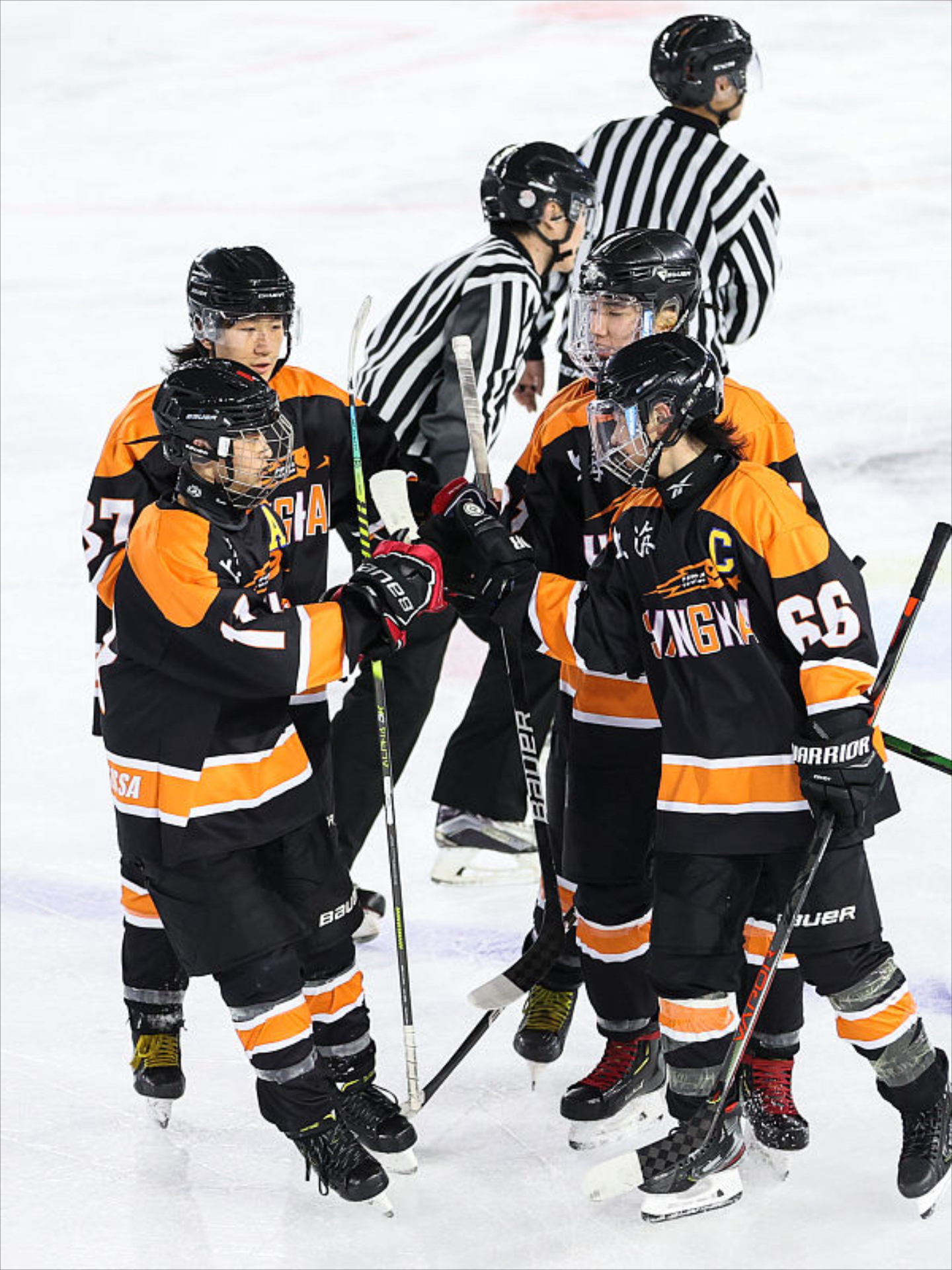 一场经典之战!冰球点燃球迷热情 一场经典之战!冰球点燃球迷热情