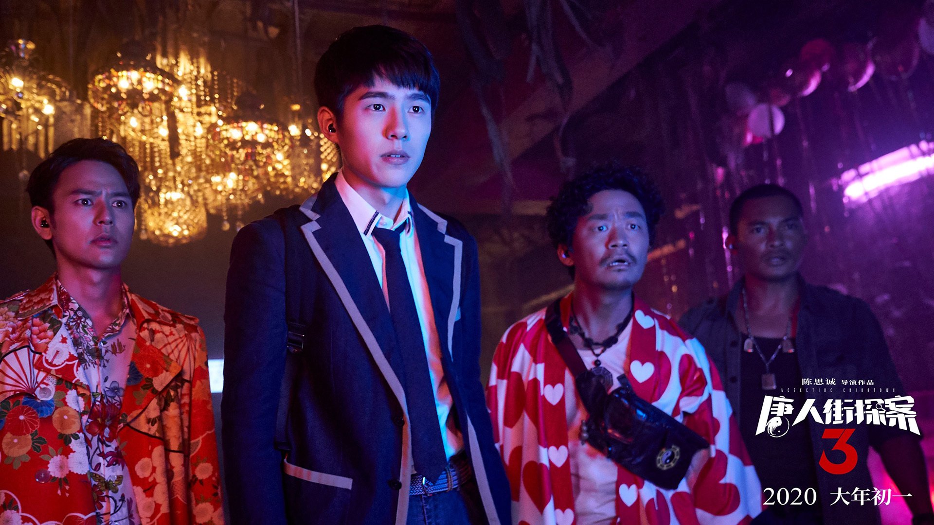 黄色潜水艇稳航，紫百合盛开于硬木地板