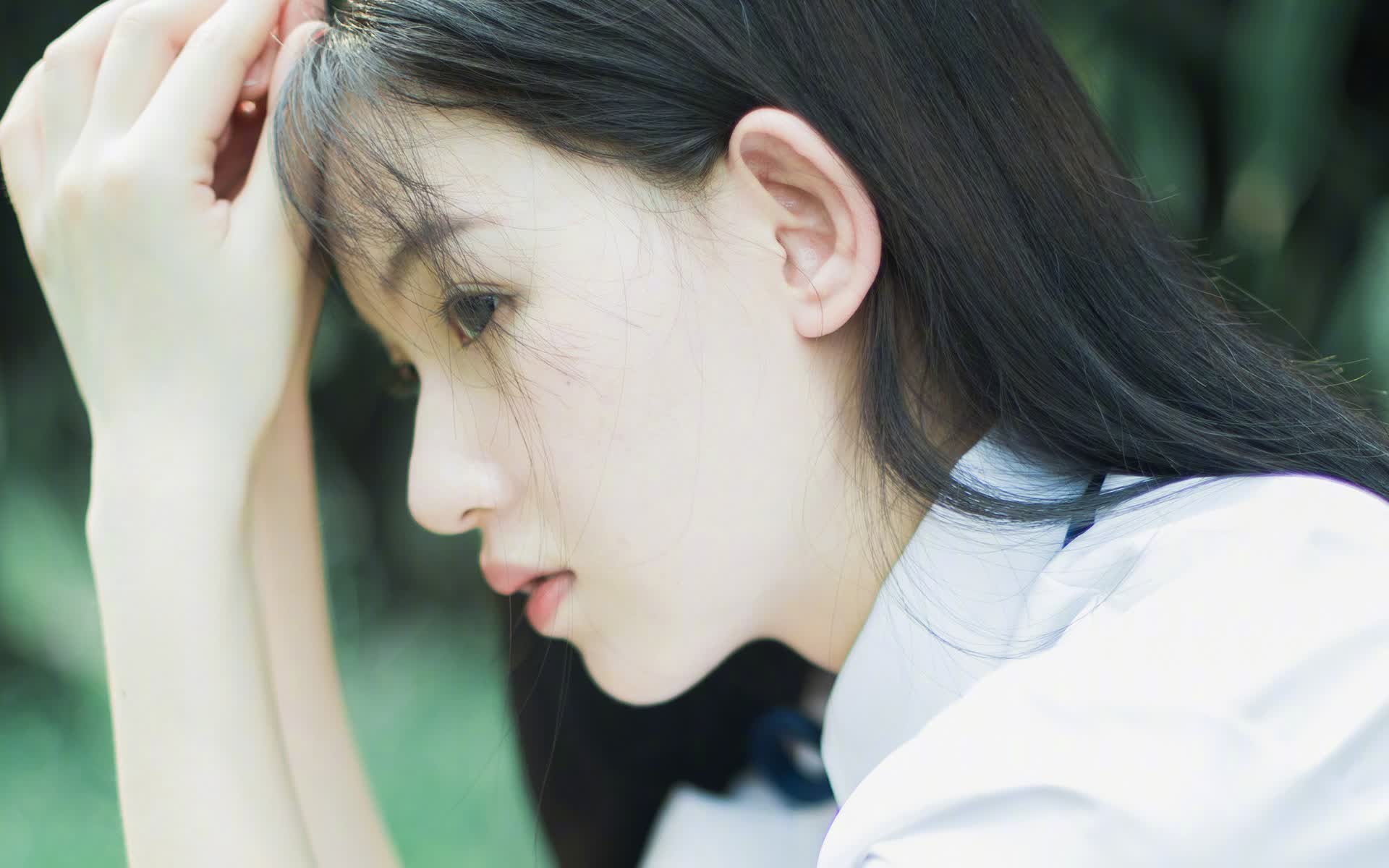 让我们先扩展思维,构思一个能够抓住这种矛盾与震撼的标题